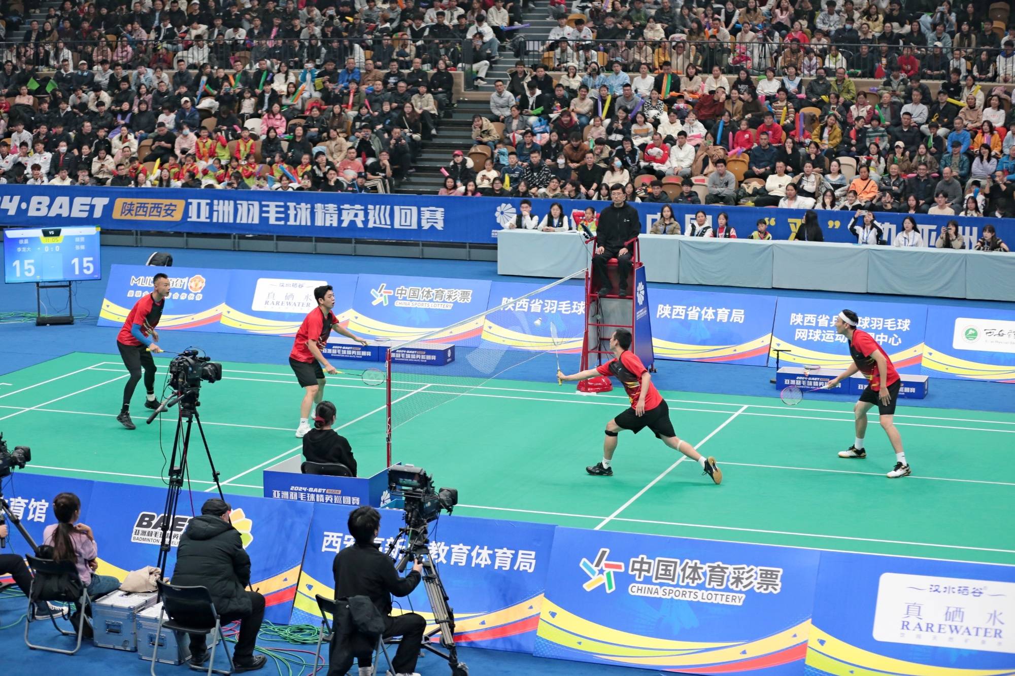 开云-阿扎伦卡重返赛场，比赛规则变更首场状态出色，热火观众沸腾！观众掌声雷动-开云